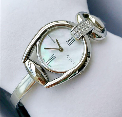 GUCCI Horsebit 珍珠母貝錶盤 銀色不鏽鋼手鐲式錶帶 石英 女士手錶 YA139504