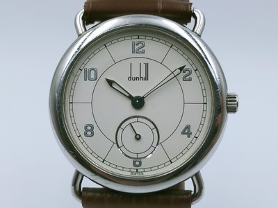 【發條盒子H1255】DUNHILL 登喜路 數字白面 6點小秒針 石英不銹鋼皮帶  經典中性錶款