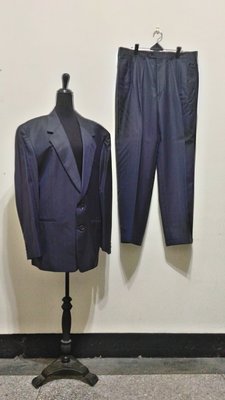 九成新~ 義大利製名牌【Gianfranco Ferre】深藍底 單排扣純羊毛成套西裝套裝 --保證正品 -- 54