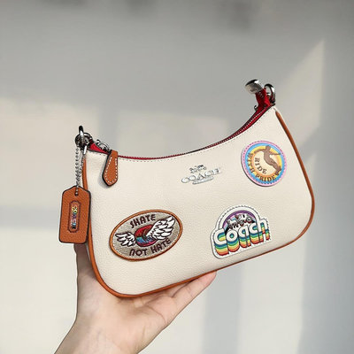 空姐Outlet代購 美國正品 Coach CJ604 新款女士彩虹徽章牛皮半月包 女士麻將包 女生腋下包 斜背包 斜挎手提側背包 多功能手拎包 附購證