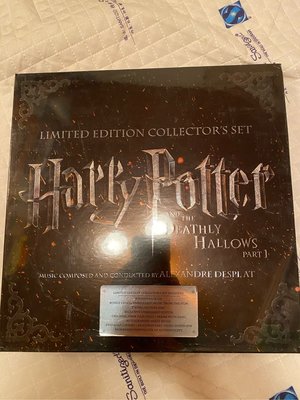 哈利波特死神的聖物 上- The deathly hallows 電影原聲帶 精裝CD+DVD唱片( 全新) 背面有凹
