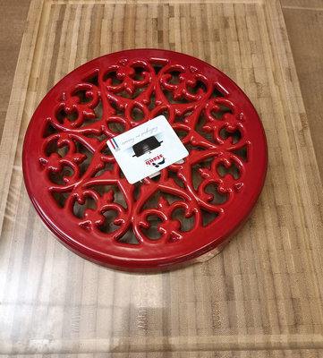 法國 Staub Lily 鑄鐵鍋墊 餐墊 桌墊 鍋墊 圓形雕花 (紅色) 23cm NG商品