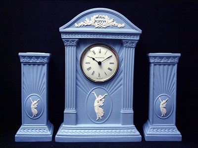 【timekeeper】  英國製Wedgwood淺藍色碧玉浮雕三件式石英鐘+燭台(大型)(免運)