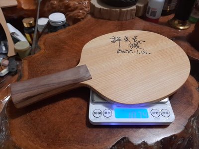 雙咪眼橫式桌球拍 採用製材存置50年以上台灣檜木，握把採用質感很棒的胡桃木，全手工製作，獨一無二珍藏球拍（厚度8mm ）