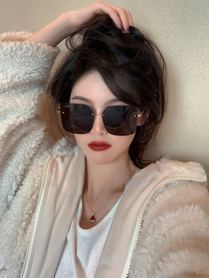 USA美國留學生代購 FENDI FD8351 新款女士方框墨鏡 太陽眼鏡 沙灘眼睛 時尚遮陽 質感高級百搭