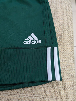 adidas 綠色白色拼接籃球短褲 雙層運動短褲 L號 XL號