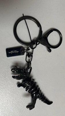 小鹿美國代購 Coach M7080 新款黑色恐龍鑰匙扣吊飾 附購證