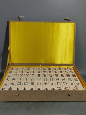 特賣-高仿海馬牙麻將【61號】寬3厘米   高4厘米   共重帶盒子5.18公斤1152 雜項 古董 古玩