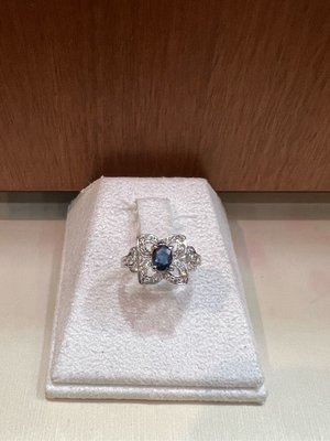 30分天然藍寶石鑽石戒指，寶石正藍色漂亮，鑽石白亮，超級古典華麗款式，款式獨特，超值出清價12800，只有一個請勿議價免費改圍
