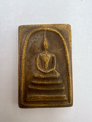泰國玉佛寺崇迪佛佛曆2401年牌泰國佛牌背面有象徵皇室的大鵬金翅鳥的圖騰徽章品項好照片為實物