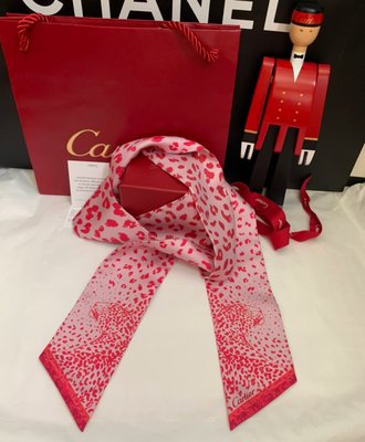 Cartier （美洲豹印花）紅色細版長絲巾🙋全新全配；可繫在脖子、手腕、包包等，隨意搭配時尚！