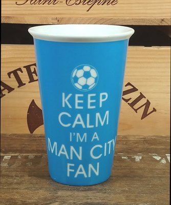 英國“KEEP CALM IM A MAN CITY FAN”双層陶瓷隨手杯：英國 標語 海報 陶瓷 隨手杯 設計 隔熱杯 杯子 餐具