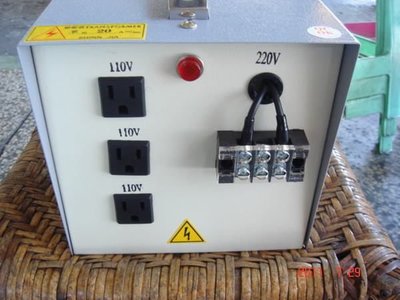 [多元化清倉品]手提式箱型變壓器 220V變110V 三個插座讓你使用更方便