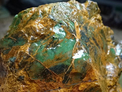 《藍晶寶石玉石特賣》→〈原石系列〉→天然金線紋玻璃質藍寶石原礦〈1970公克→W6