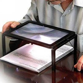 桌面台式閱讀放大鏡 A4尺寸 3倍防暈眩螺紋放大鏡片 LED照明燈 適合老人閱讀及品質檢驗
