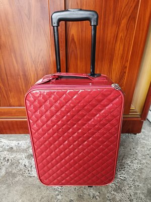 【銓芳家具】18吋 紅色魅力菱光拉桿行李箱-33*20*52cm 菱格紋紅色漆皮行李箱 登機箱 旅行箱 亮麗紅菱格拉桿箱