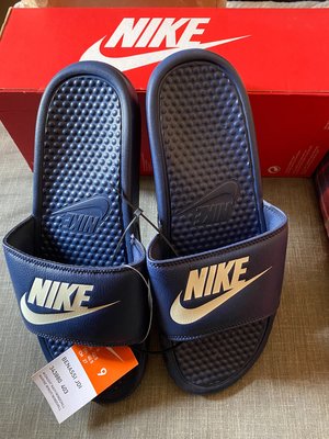 costco NIKE 男拖鞋 經典款 百型 簡單 易搭配 黑色 深藍色 兩款可任選 特價:700元 尺寸如圖中所示