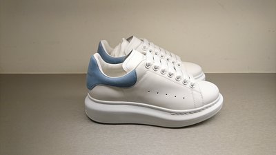 [全新真品代購] Alexander McQueen 經典款 粉藍色麂皮後尾 白鞋 / 厚底休閒鞋 (麥昆) AMQ