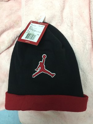 全新 正品 現貨 售完為止JORDAN 紅邊黑帽 毛帽 男女都適宜戴 目前網路賣場 我最便宜 型號 AA1302-010