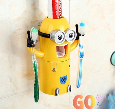 〈GO生活〉三合一擠牙膏器 超可愛小小兵自動擠牙膏器,牙刷架漱口杯擠牙膏三合一