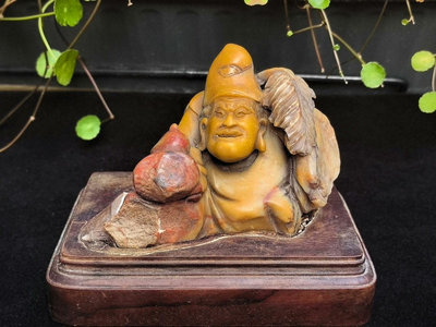 80年代的壽山石濟公像一尊，正宗壽山石，峨嵋品種，石色紅黃白7044