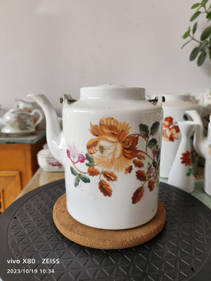五十年代江西建國瓷廠出品手繪花卉提梁壺。有底款，使用痕跡明顯