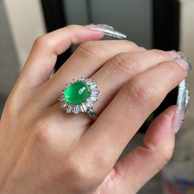 緬甸翡翠高冰種果綠色起光蛋面鑲嵌銀戒指淺綠色翡翠通透戒指大小 529