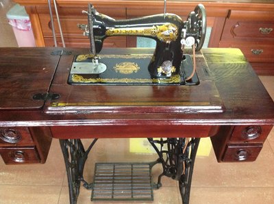 勝家縫紉机珍藏版 美國制 產於1910年 古董收藏品、功正常可車薄厚、全机進口含腳架、保固半年