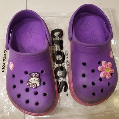 正品Crocs-♡紫色女童洞洞拖鞋+涼鞋J1 ♡兩用+ 鞋上附Hello Kitty+花朵飾品, 墨西哥製，正貨真品，沙灘游泳好穿舒適。布希鞋