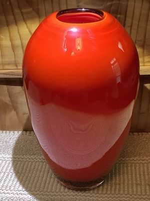 【黑狗兄】早期大紅厚玻璃瓶花瓶～D012