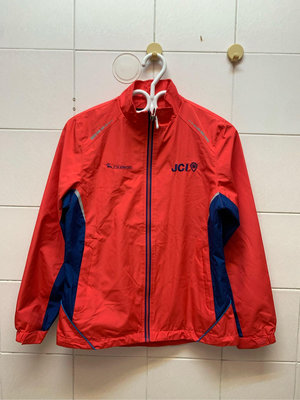 全新登山多功能Chamois 女版M號防風外套，售1280元。