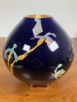 日本香蘭社帝王藍釉金葉彩色蘭花花瓶