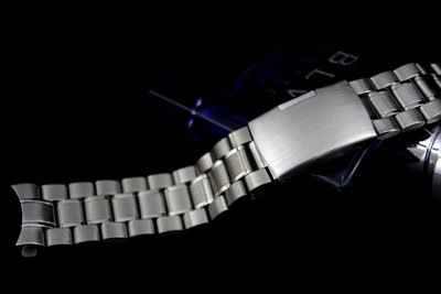 艾曼達精品~18mm彎頭 OMEGA,SUBMARINER,GMT黑水鬼(實心)拉砂間光,不鏽鋼製錶帶,單折側扣