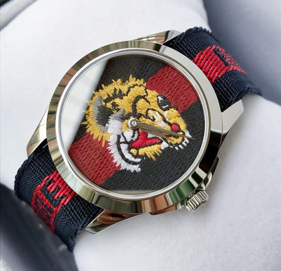 GUCCI Le Marche Des Merveilles 老虎圖案刺繡錶盤 藍色配紅色尼龍錶帶 石英 女士/男士手錶 YA126495