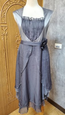 jonita＆co 銀灰色綴假花朵腰帶分叉式蛋糕式造型洋裝/小禮服