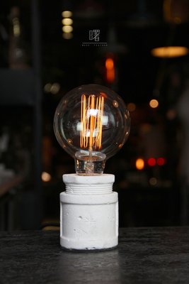 【曙muse】仿復古水管水泥質感檯燈（可調光）經典水管造型 擺飾 氣氛燈 loft 工業風 咖啡廳 民宿 餐廳 住家