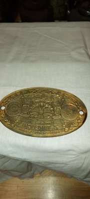 1895年赤銅鎏金橢圓形商品標示牌，牌識紀年：明治二十八年內國勸業博覽會，約長12×寬7.5公分。