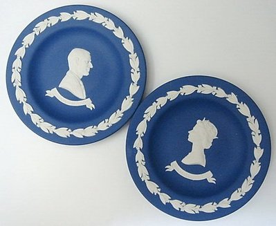 【二 三 事】英國製Wedgwood波特蘭碧玉伊莉莎白二世登基25周年瓷盤(一對)