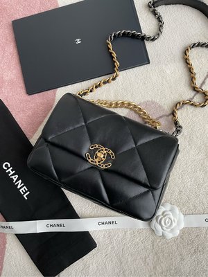 ［英國現貨，下標後寄回台灣，英國代購直郵台灣✈️］Chanel 19 Flap bag 香奈兒 小羊皮 19 小號  26cm