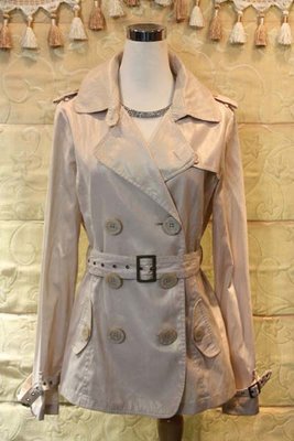 【性感貝貝1館】淡金色軍裝風衣大衣外套(附腰帶)，英國Burberry風格
