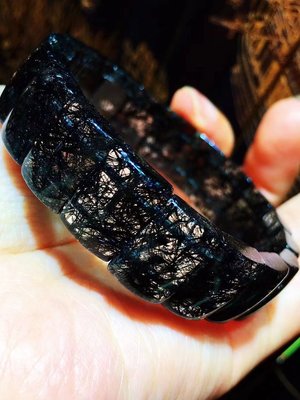 B43683超美黑髮晶手排💗黑髮晶晶體通透，發晶一簇簇.晶體內含物爲黑色針狀或者發妝物質💗多數爲黑色電氣石的成分，能量強大.尺吋14x10x5.5mm