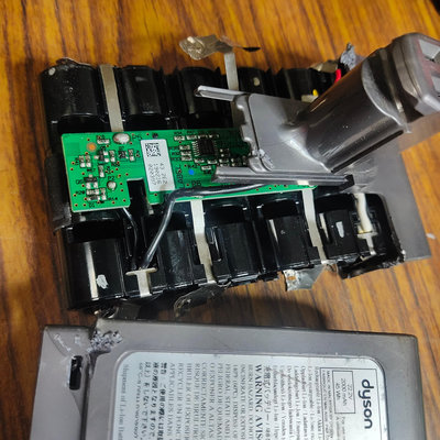 DYSON22.2電池盒子加機板研究價不保證正常有能力再買。故障電蕊已拆出。