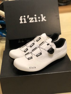 （J.J.Bike) Fizik R4寬楦 卡鞋 來自義大利品牌 FIZIK TEMPO OVERCURVE R4 公路車卡鞋 鞋底採用碳纖維注入尼龍