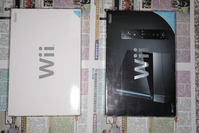 【Wii主機2套】含主機與電源，左右手把與AV端子線，接收器等全套，全部都是日本原廠~ 買回直接可玩～