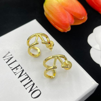 新款熱銷 首飾#Valentino 新款鏤空V字母耳環 氣質輕奢耳飾 明星大牌同款