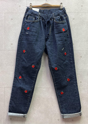 TONY CO. 率性鮮豔草莓刺繡貼布深藍牛仔褲