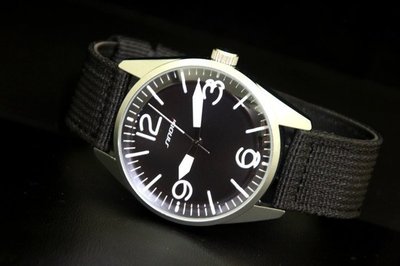 超值戰鬥機軍風視覺系清晰刻度銀殼黑面石英錶,帆布錶帶厚度約3mm,帶寬約22mm
