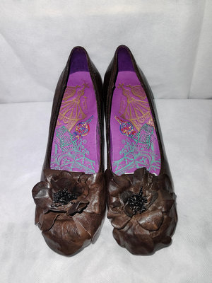 專櫃義大利 MACANNA 麥坎納女鞋--巧克力色真皮花朵--中跟圓頭氣墊鞋