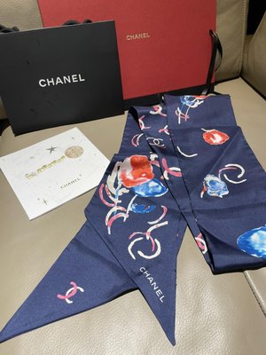 ⭐它處已售出⭐全新專櫃正品 Chanel 香奈兒 寬版長絲巾 兩面不同圖案 深藍色 腰帶 髮帶