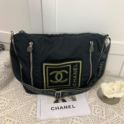 Chanel 黑色方標運動郵差包